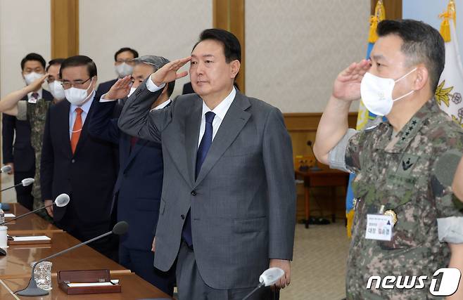 윤석열 대통령이 6일 오전 충남 계룡대에서 열린 22년 전반기 전군 주요지휘관회의에서 지휘관들의 거수경례를 받고 있다. (대통령실사진기자단) 2022.7.6/뉴스1 © News1 오대일 기자