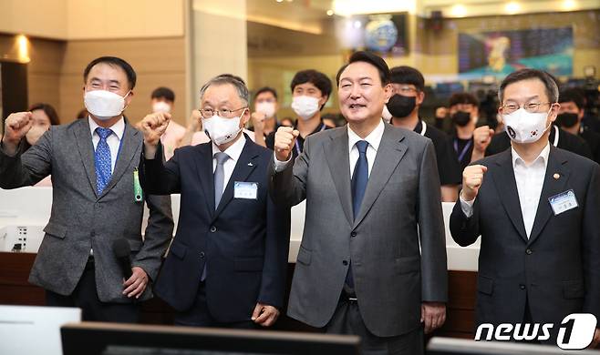 윤석열 대통령이 6일 오후 대전 유성구 한국항공우주연구원에서 열린 우주경제 비전 선포식을 마친 후 위성운영동 종합관제실을 찾아 직원들과 기념촬영하고 있다. 대통령실사진기자단 2022.7.6/뉴스1 © News1 안은나 기자