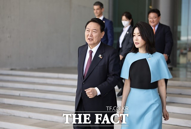 윤석열 대통령과 김건희 여사의 스페인 순방에 대통령비서실에 공식 직책이 없는 이원모 인사비서관의 부인 A 씨가 동행한 것으로 드러나 논란이 일고 있다. 이에 대통령실 측은 "기타 수행원 신분으로 적법하게 참여했고, 보수도 안 받아서 문제가 없다"는 입장을 밝혔다. 지난달 30일(현지시간) 윤 대통령 내외가 스페인 마드리드 바라하스 국제공항에서 공군 1호기로 향하는 모습. /대통령실 제공