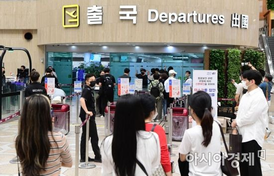 김포∼하네다 항공 노선 운항이 재개된 29일 서울 강서구 김포공항 국제선 청사에서 이용객들이 출국을 위해 이동하고 있다. /문호남 기자 munonam@