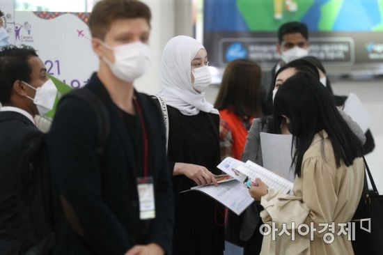 ‘2021 외국인 유학생 채용박람회’가 12일 서울 강남구 세텍(SETEC) 3전시실에서 열렸다. 외국인 유학생들이 입장을 기다리고 있다. /문호남 기자 munonam@