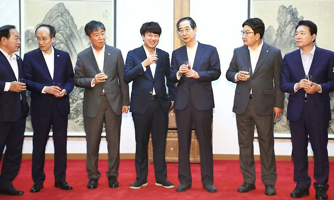 6일 오전 서울 삼청동 총리공관에서 열린 고위 당정 협의회에서 한덕수 국무총리와 국민의힘 이준석 대표 등 참석자들이 대화하고 있다. /연합뉴스