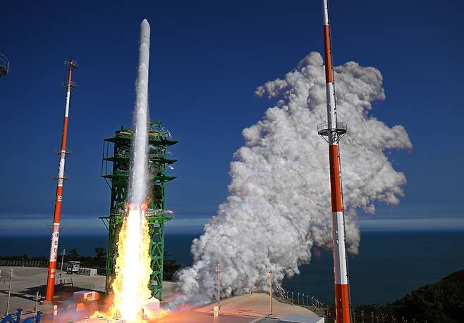 순수 국내기술로 제작된 한국형 최초 우주발사체 '누리호'(KSLV-Ⅱ)'가 지난달 21일 전남 고흥군 나로우주센터에서 발사되고 있다. /뉴스1