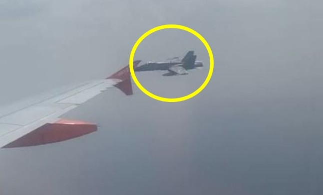 스페인 공군 F-18 전투기가 3일(현지시간) 런던을 출발해 스페인의 휴양지 메노르카섬으로 가던 이지젯 항공사 여객기에 접근해 호위 비행을 하는 모습이 기내 창을 통해 포착됐다. 트위터 캡처