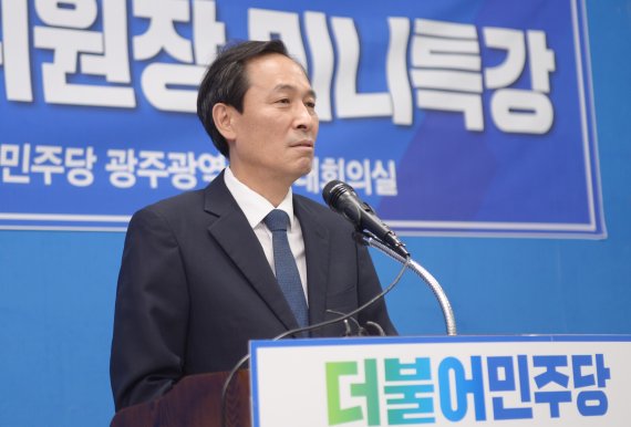 (광주=뉴스1) 박준배 기자 = 우상호 더불어민주당 비상대책위원장이 5일 광주를 찾아 민주당 광주시당에서 6·1지방선거 당선자들에게 미니특강을 하고 있다. 우 비대위원장은 "광주에서 37.7% 투표율은 광주시민이 민주당에 보내는 경고"라며 "민주당이 더 많은 호남인들의 기대와 희망을 갖기 위해 환골탈태, 각성하고 혁신해야겠다, 유능해야겠다는 각오를 전해드린다"고 말했다.2022.7.5/뉴스1 /사진=뉴스1화상