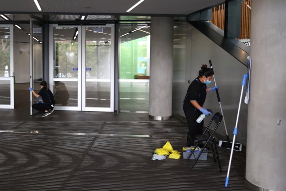 Tennis - ATP Cup - Melbourne Park, Melbourne, Australia, February 4, 2021 Cleaning staff are seen inside an arena in Melbourne Park. Play on Thursday was cancelled after a hotel quarantine worker in Melbourne returned a positive result for the coronavirus disease (COVID-19) Up to 600 players and support staff connected to the Australian Open will have to isolate until they have been tested. REUTERS/Loren Elliott /REUTERS/뉴스1 /사진=뉴스1 외신화상