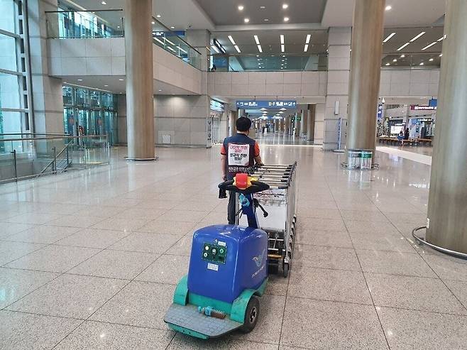 인천공항 카트 관리 노동자가 기계를 이용해 카트를 한데 모아 운반하는 모습. 민주노총 인천공항지역지부 카트분회 제공