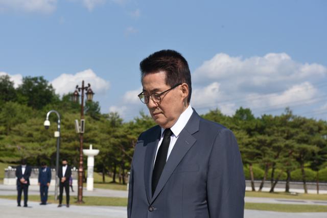 박지원 전 국가정보원장이 6일 오후 광주 운정동 국립 5·18민주묘지에서 묵념하고 있다. 광주=뉴스1