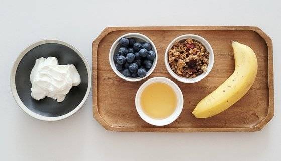 요거트바 재료. 토핑 재료는 취향에 다라 다양하게 활용하면 된다. 사진 신혜원