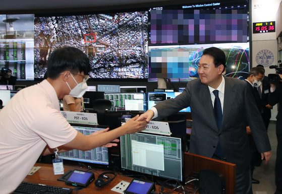 윤석열 대통령이 6일 대전 유성구 한국항공우주연구원에서 우주경제 비전 선포식을 가진 뒤 위성종합관제실에서 누리호 발사 위성 및 국가위성 운영 현황 브리핑을 들은 뒤 직원들을 격려하고 있다. 대통령실 사진기자단