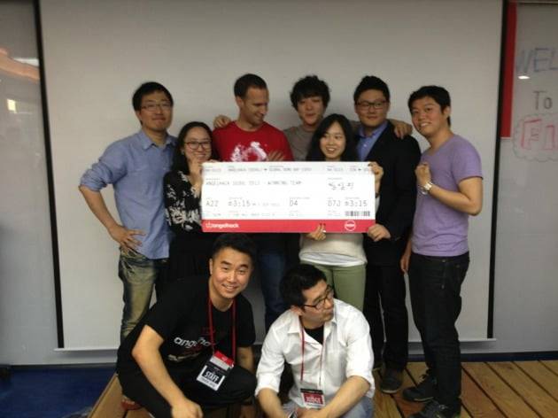 2013년 한국에서 처음으로 열린 엔젤핵 우승팀 '쌍심지' 멤버였던 강 대표(뒷줄 오른쪽에서 세 번째). /강 대표 제공