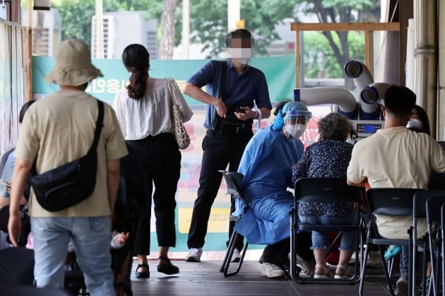 서울시 송파구 보건소 선별진료소에서 시민들이 검사를 받기 위해 대기하고 있다. /사진=한경DB