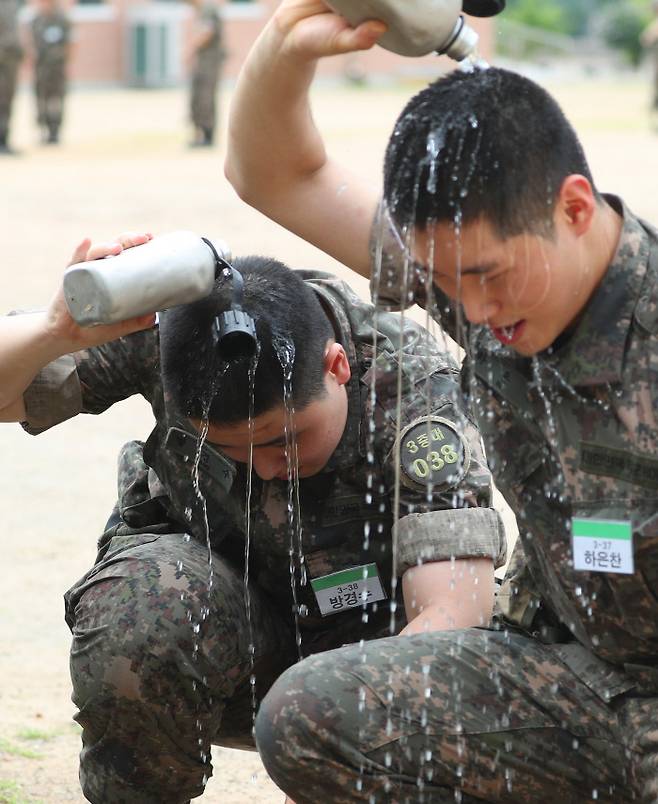 물을 끼얹어 식힐 수만 있다면 대구에 폭염경보가 내려진 6일 육군 50사단 신병교육대대에서 훈련병들이 수통 속 물로 열기를 식히고 있다. 연합뉴스