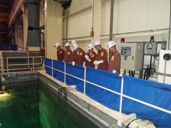 고리원전 관계자들이 사용후핵연료 저장조를 점검하고 있다. 산업수학혁신센터 제공