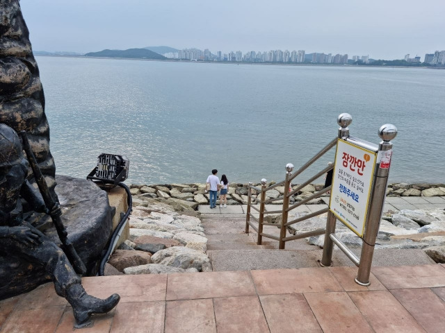 인천 중구 월미도 산책로가 장애인이 접근할 수 있는 편의시설이 전혀 없는 것으로 파악됐다. 큰우물장애인자립생활센터 제공