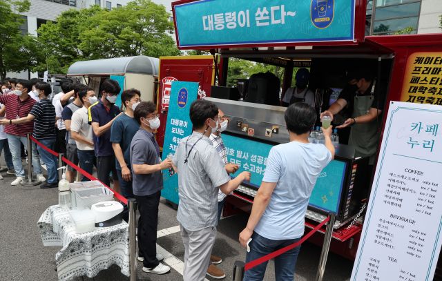 6일 오후 대전시 유성구 한국항공우주연구원에 윤석열 대통령이 누리호 발사성공을 축하하기 위해 보낸 커피차에서 항우연 직원들이 음료를 받고 있다. 연합뉴스