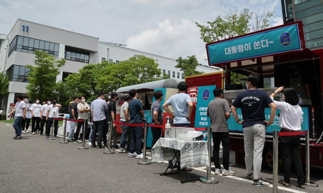 6일 오후 대전시 유성구 한국항공우주연구원에 윤석열 대통령이 누리호 발사성공을 축하하기 위해 보낸 커피차에서 음료를 받기 위해 항우연 직원들이 줄 서있다. 연합뉴스