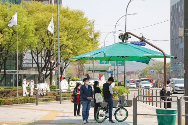 서울지하철 3호선 양재역 앞 횡단보도에 설치된 서리풀그늘막. /사진=서초구 제공