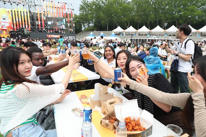 6일 오후 대구 두류공원에서 열린 치맥페스티벌을 찾은 시민들이 치맥(치킨+맥주)를 즐기며 건배를 하고 있다. 올해 10주년을 맞은 대구 치맥페스티벌은 10일까지 진행되며 코로나19로 인해 3년 만에 열렸다. [연합]