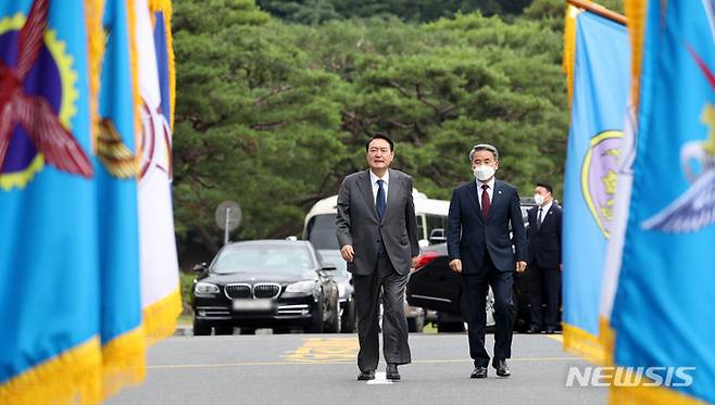 [계룡=뉴시스] 홍효식 기자 = 윤석열 대통령이 전군 주요지휘관 회의가 열리는 6일 충남 계룡대에 도착해 3군 의장대를 사열하고 있다. 오른쪽은 이종섭 국방부 장관. 2022.07.06. yesphoto@newsis.com