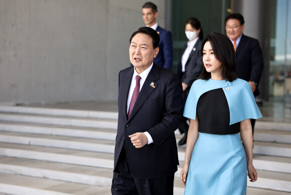 윤석열 대통령(왼쪽)과 김건희 여사가 북대서양조약기구 (NATO·나토) 정상회의 순방 때인 지난달 30일(현지시간) 스페인 마드리드 바라하스 국제공항에서 공군 1호기로 향하는 모습. 대통령실 제공