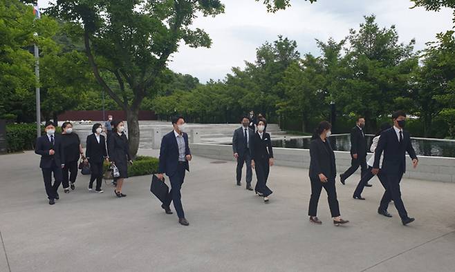 윤석열 대통령 배우자인 김건희 여사(가운데)가 지난 6월 13일 경남 김해 봉하마을을 찾아 고(故) 노무현 전 대통령 묘역을 참배하고 권양숙 여사를 예방했다. 세계일보 자료사진