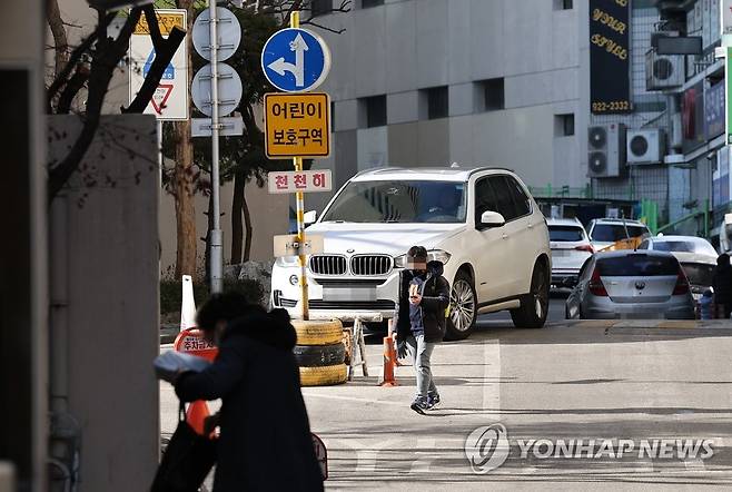 신호등 없어도 '어린이보호구역' 횡단보도 무조건 일시정지 [연합뉴스 자료사진]