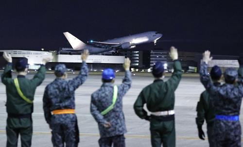 우크라이나 지원 물자 실은 항공기 (아이치 교도=연합뉴스) 2022년 3월 8일 일본이 우크라이나에 제공하는 지원물자를 실은 공중급유수송기가 일본 아이치현 소재 항공자위대 고마키기지를 이륙하고 있다.