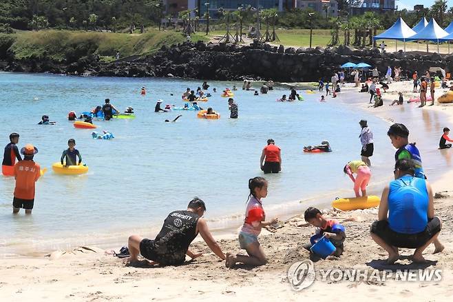 제주 해수욕장 일제 개장 (제주=연합뉴스) 박지호 기자 = 제주도 내 해수욕장 개장 첫날인 1일 오후 제주시 조천읍 함덕해수욕장을 찾은 피서객이 물놀이하고 있다. 2022.7.1 jihopark@yna.co.kr