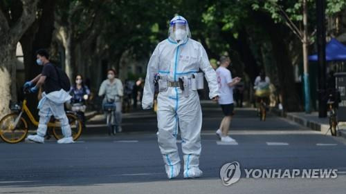 상하이 도심 도로에 배치된 방역복 입은 공안 [촬영 차대운]