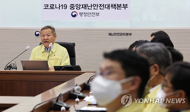 중대본 회의 주재하는 이상민 행안부 장관 (세종=연합뉴스) 김주형 기자 = 이상민 행정안전부 장관(왼쪽)이 6일 오전 세종시 정부세종2청사 중앙재난안전상황실에서 열린 신종 코로나바이러스 감염증(코로나19) 대응 중앙재난안전대책본부 회의에서 발언하고 있다. 2022.7.6 kjhpress@yna.co.kr