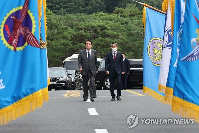 계룡대 도착한 윤석열 대통령 (계룡=연합뉴스) 안정원 기자 = 윤석열 대통령(왼쪽)이 6일 오전 충남 계룡대에서 열린 전군 주요지휘관회의 참석을 위해 이종섭 국방부 장관과 이동하고 있다. 2022.7.6 jeong@yna.co.kr