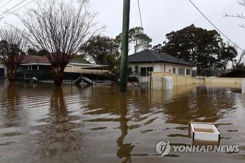 호주 홍수 (윈저 EPA=연합뉴스) 6일 호주 뉴사우스웨일스주 윈저에 위치한 호크스베리 강이 범람하면서 주택가와 도로가 물에 잠겼다. 2022.7.6 photo@yna.co.kr