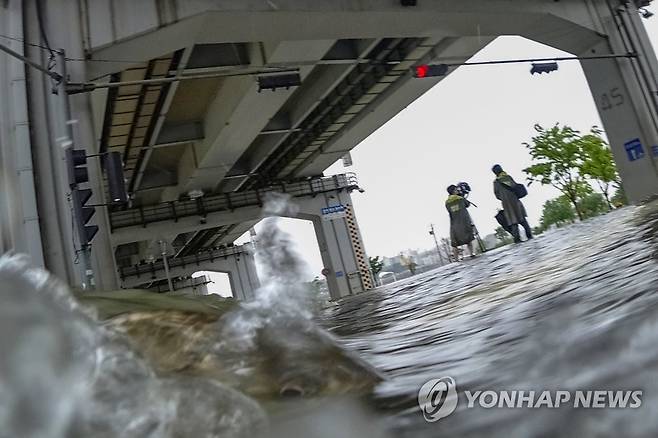 흐르는 강물을 거꾸로 거슬러 오르는 숭어 (서울=연합뉴스) 김도훈 기자 = 팔당댐 일부 수문이 개방된 30일 강물이 차오로는 서울 잠수교에서 숭어가 물을 거슬러 올라가고 있다. 2022.6.30 superdoo82@yna.co.kr