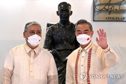 필리핀 방문한 왕이 중국 외교부장  (마닐라 AFP=연합뉴스) 필리핀을 방문한 왕이 중국 외교부장(오른쪽·68)이 6일 수도 마닐라의 외교부 청사에서 엔리케 마날로 필리핀 외교부 장관(69)과 양자 회담에 앞서 포즈를 취하고 있다. 전날 필리핀에 도착한 왕이 외교부장은 이날 양국 간 실질적 협력 방안과 역내 사안에 관해 논의한다. 2022.7.6
alo95@yna.co.kr
(끝)