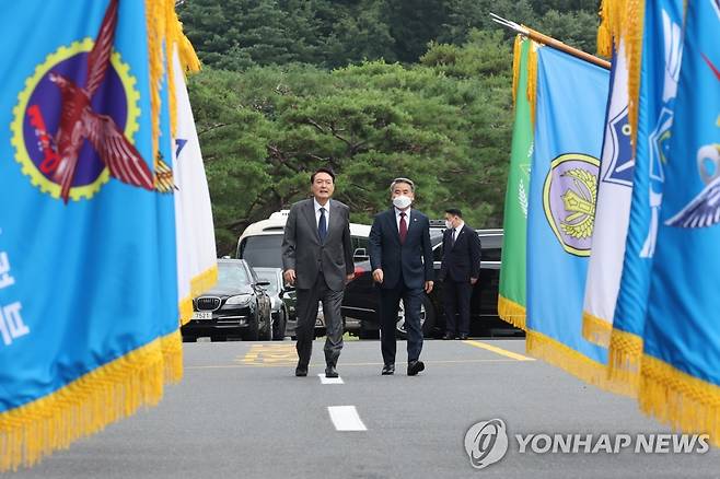 전군 주요지휘관회의 참석하는 윤석열 대통령 (계룡=연합뉴스) 안정원 기자 = 윤석열 대통령(왼쪽)이 6일 오전 충남 계룡대에서 열린 전군 주요지휘관회의 참석을 위해 이종섭 국방부 장관과 이동하고 있다. 2022.7.6 jeong@yna.co.kr