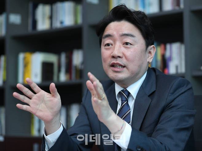 강훈식 더불어민주당 의원이 지난 5일 서울 여의도 국회 의원회관에서 이데일리와 인터뷰를 하고 있다.(사진=노진환 기자)