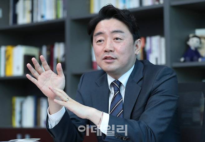 강훈식 더불어민주당 의원이 지난 5일 서울 여의도 국회 의원회관에서 이데일리와 인터뷰를 하고 있다.(사진=노진환 기자)