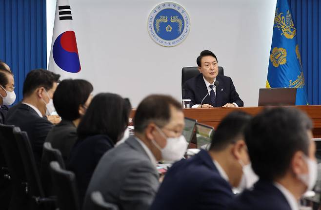 윤석열 대통령이 지난달 21일 서울 용산 대통령실 청사에서 열린 국무회의에서  발언하고 있다. (사진=연합뉴스)