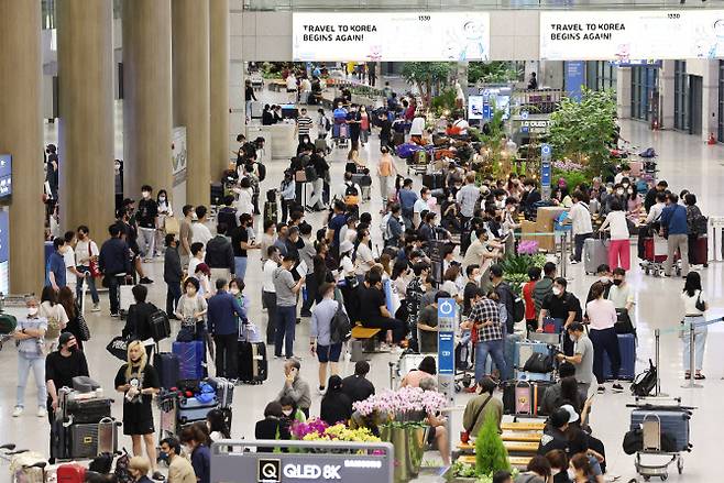 6월30일 인천국제공항 제1여객터미널 1층 로비가 여행객들로 부적이고 있다. (사진 = 연합뉴스 제공)