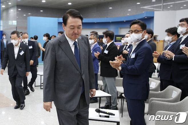 윤석열 대통령이 6일 오후 대전 유성구 한국항공우주연구원에서 열린 우주경제 비전 선포식에 입장하고 있다. 대통령실사진기자단 2022.7.6/뉴스1 © News1 안은나 기자