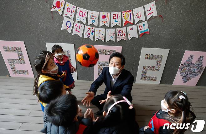 오세훈 서울시장이 22일 서울 강서구 마곡단지 내 서울형 모아어린이집에서 현장 간담회에 앞서 아이들과 공놀이를 하고 있다. 2022.3.22/뉴스1 © News1 이승배 기자