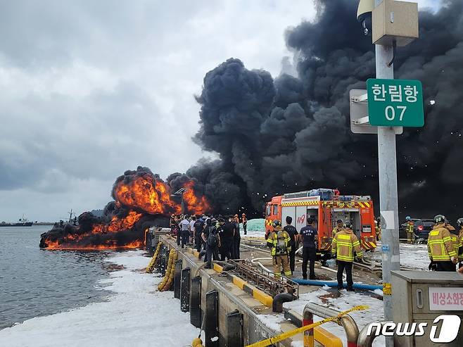 7일 오전 제주시 한림읍 한림항 안에 정박 중이던 어선 3척에서 불이나 소방과 해경이 진화하고 있다.현재 이 화재로 3명이 다치고 2명이 실종됐다.2022.7.7/뉴스1 © News1 오현지 기자