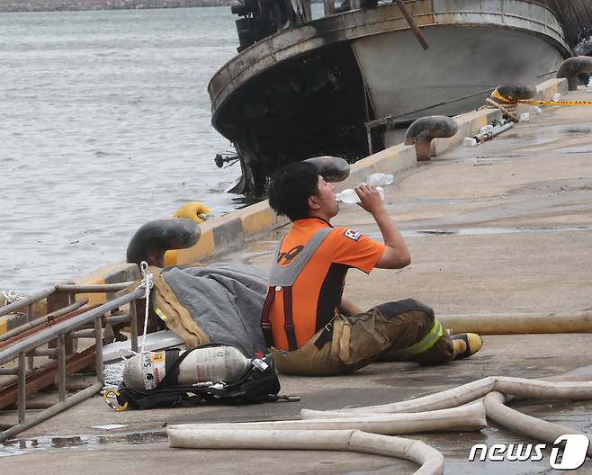 7일 오전 제주시 한림읍 한림항에 정박 중이던 어선 3척에서 화재가 발생, 진압에 나선 제주 소방대원들이 잠시 휴식을 취하고 있다. 2022.7.7/뉴스1 © News1 오현지 기자