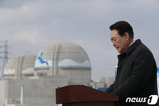 지난해 윤석열 국민의힘 당시 대선 후보가 경북 울진군 신한울원자력 발전소 3,4호기 부지에서 원전 관련 입장을 밝히고 있다. 2021.12.29/뉴스1 © News1 이승배 기자