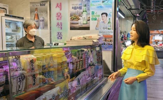 윤석열 대통령 부인 김건희 여사가 지난달 30일(현지시간) 마드리드 마라비야스 시장 내 한인 교포 식료품점을 방문한 모습. /뉴시스