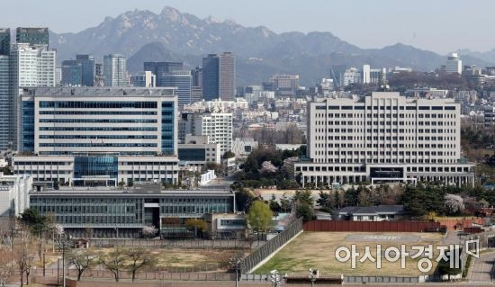 국방부가 본격적인 이사 준비에 착수한 7일 서울 용산구 국방부와 합동참모본부 모습. 국방부는 전날 열린 임시 국무회의에서 대통령 집무실 이전을 위한 예비비 지출안이 의결됨에 따라 이르면 이날 민간의 이사 전문 업체와 정식 계약을 맺고 현재 청사 본관에 입주해 있는 사무실을 실·국별로 인근 합동참모본부 청사를 비롯한 영내외 건물로 옮기는 작업을 시작할 계획이다./김현민 기자 kimhyun81@