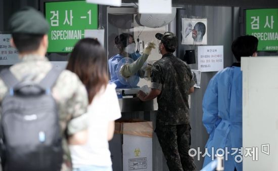 7일 서울 용산구보건소 선별진료소에서 의료진이 시민들의 검체를 채취하고 있다. 중앙방역대책본부는 이날 0시 기준 신규 확진자가 1만8511명 늘어 누적 1845만1862명이 됐다고 밝혔다. 이는 전주 대비 약 8900명 가량 늘어난 수치다./김현민 기자 kimhyun81@