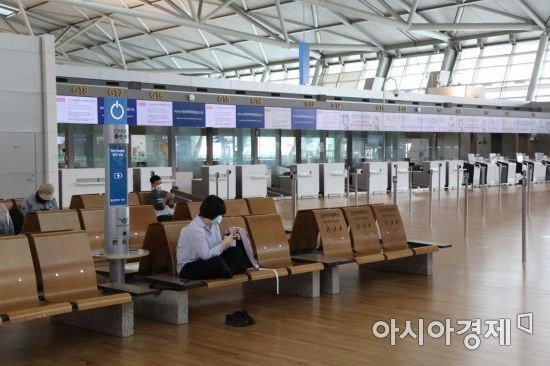 여름 휴가철 해외여행 수요가 늘고 있는 지난달 22일 인천국제공항 제1여객터미널 출국장 모습. /문호남 기자 munonam@