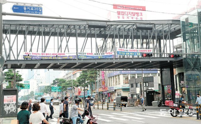 5일 서울 중구 인현상가와 PJ호텔을 잇는 공중보행교에 개통을 반대하는 현수막이 걸려 있다. 신원건 기자 laputa@donga.com